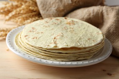 Ev yapımı kepekli un tortilla yığını