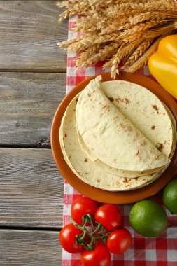 Ev yapımı kepekli un tortilla ve sebze yığını