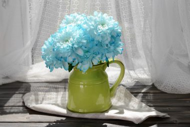 Sürahi içinde güzel krizantem