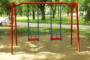 Boş zincir sallanır