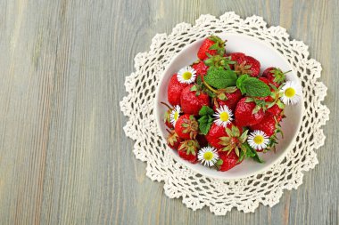 plaka üzerinde kırmızı olgun çilek
