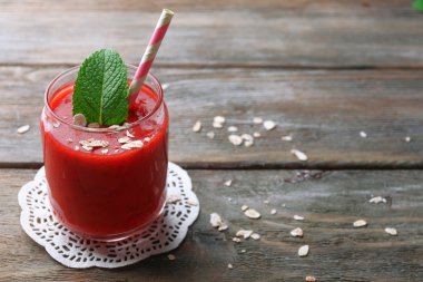 Ahşap masa üzerinde çilek güler yüzlü