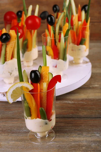 Lanche de verduras em artigos de vidro — Fotografia de Stock