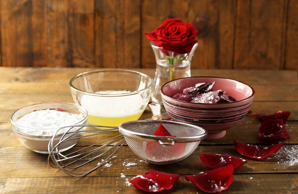 Делать конфеты лепестки цветов розы с яичными белками и сахаром — стоковое фото