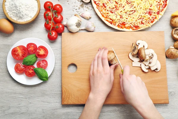 Kvinna att göra pizza på bord — Stockfoto