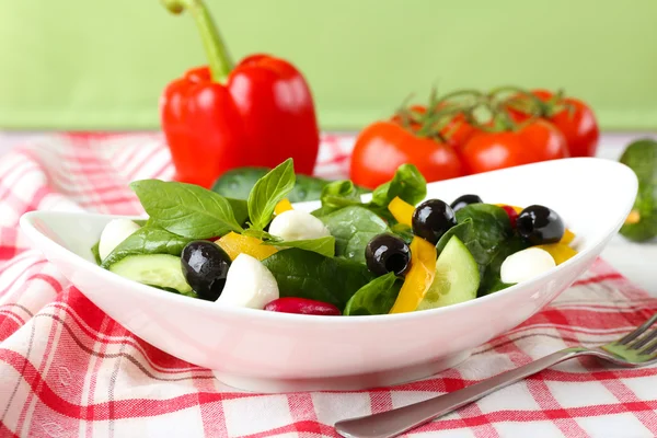 Ensalada de verduras frescas en bowl —  Fotos de Stock