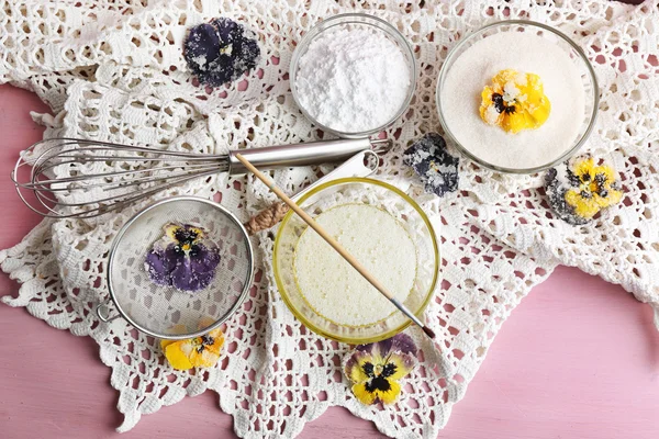 Maken gekonfijte violette bloemen met eiwit en suiker — Stockfoto