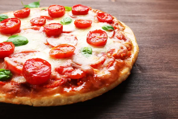 Pizza deliciosa com queijo e tomate cereja — Fotografia de Stock