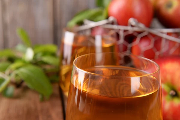 Vasos de jugo de manzana — Foto de Stock