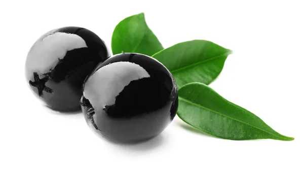 Aceitunas negras con hojas verdes —  Fotos de Stock