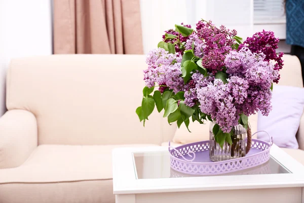 Belles fleurs lilas dans un vase sur la table — Photo