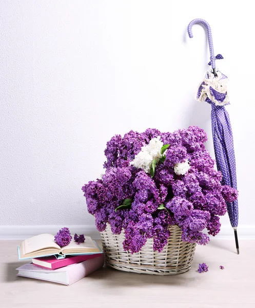 Schöne fliederfarbene Blumen mit Regenschirm — Stockfoto