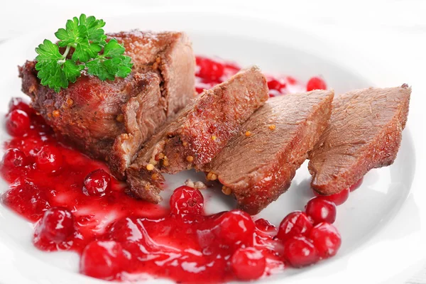 Вкусное мясо с клюквенным соусом — стоковое фото