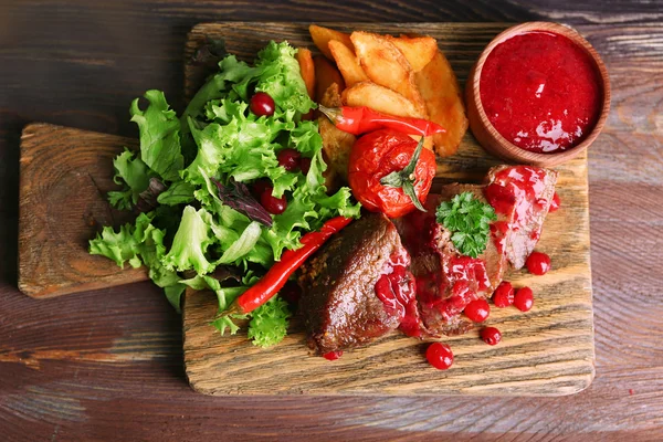 Carne com molho de cranberry, fatias de batata assadas — Fotografia de Stock