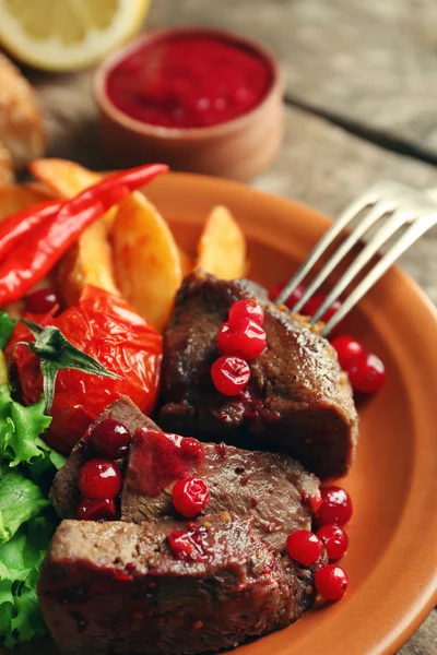 Sabrosa carne asada con salsa de arándanos —  Fotos de Stock