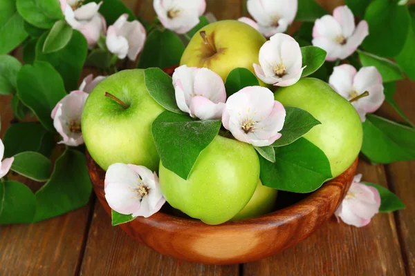 Manzanas frescas con flor de manzana —  Fotos de Stock