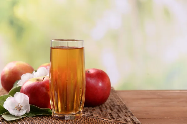 Verre de jus de pomme et de pommes — Photo