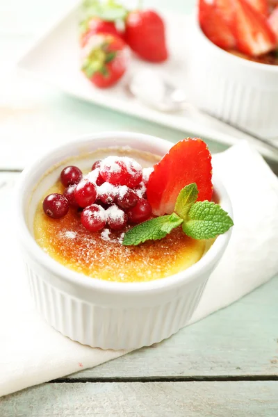 Creme Brulee Dessert mit frischen Erdbeeren — Stockfoto