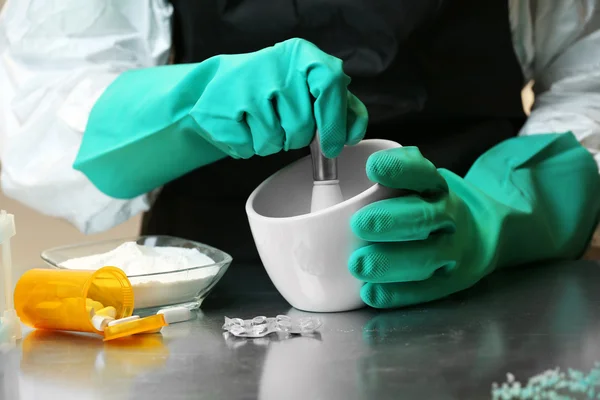 Químico trabajando en laboratorio de drogas — Foto de Stock