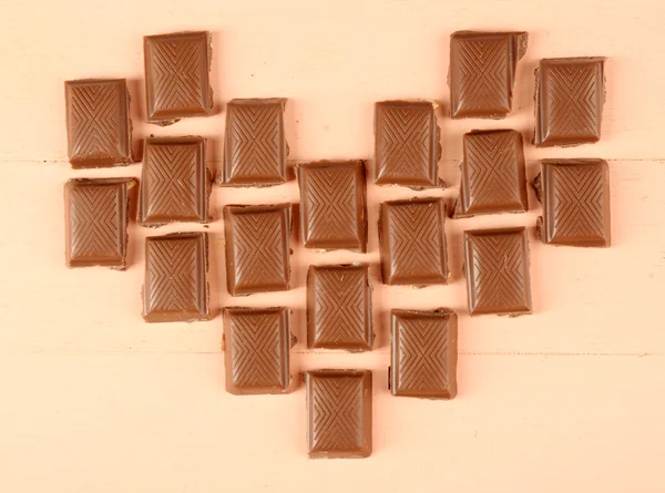 Chocolate pieces arranged in heart shape — Stock Photo, Image