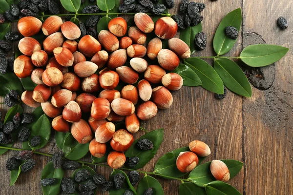 Hazelnuts with raisins arranged in heart shape — Stock Photo, Image