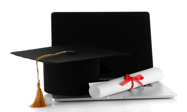 Выпускной колпачок с ноутбуком и дипломом — стоковое фото