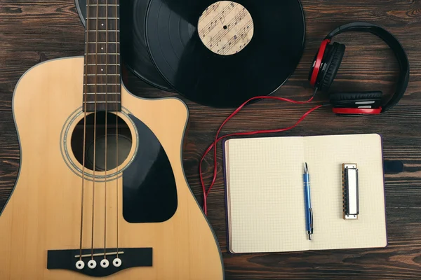 Guitar with vinyl records and notebook — Stock Photo, Image