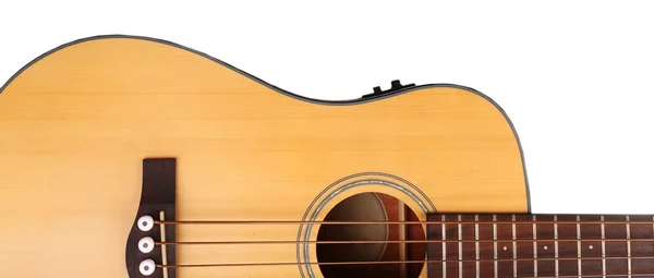 Акустическая гитара изолирована на белом — стоковое фото