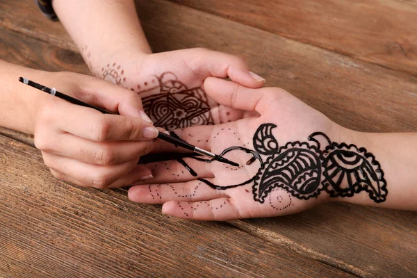 Proces van de toepassing van Mehndi aan de vrouwelijke kant — Stockfoto