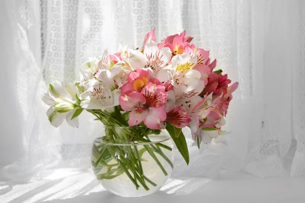 Krásné světlé kytice ve váze — Stock fotografie