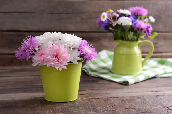 Lindas flores em vasos na mesa — Fotografia de Stock