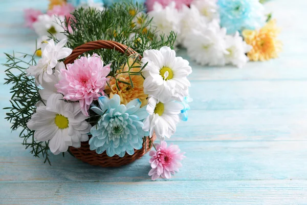 Kleurrijke chrysant in mand — Stockfoto