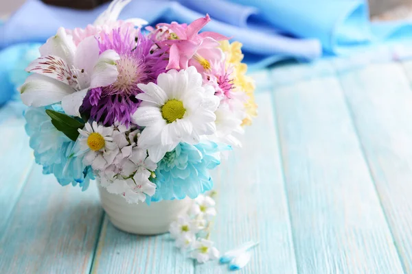 Schöner heller Strauß in der Vase — Stockfoto