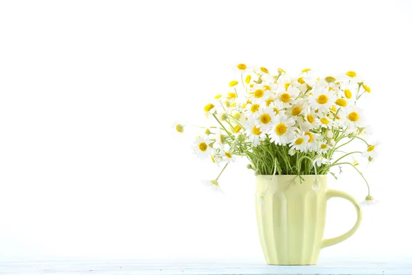 Beautiful bouquet of daisies in cup — Stock Photo, Image