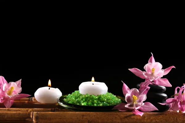 Wellness-Komposition mit Blumen und Kerzen — Stockfoto