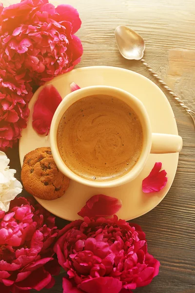 Tazza di caffè e fiori di peonia — Foto Stock