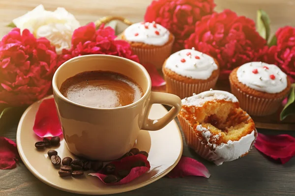 Tasse Kaffee, Muffins und Pfingstrosen — Stockfoto