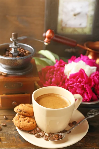 Coffee grinder, cup of coffee and peony flowers — Stock Photo, Image