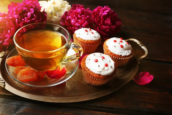 Taza de té de hierbas, albaricoques secos y flores de peonía — Foto de Stock