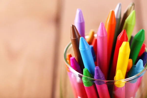 Lápis pastel coloridos em vidro — Fotografia de Stock