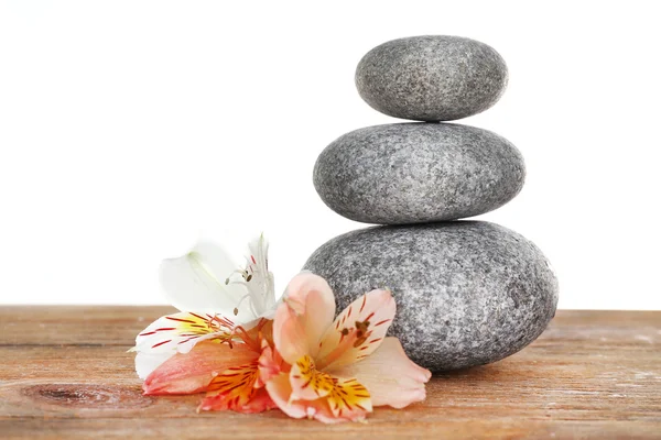Стек з курортних каменів з квіткою — стокове фото