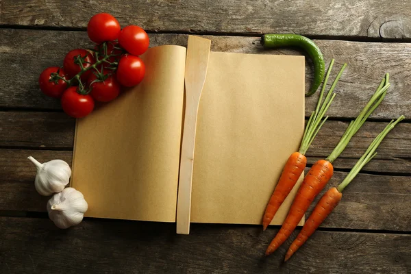 Livro de receitas aberto, legumes e especiarias — Fotografia de Stock