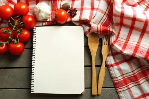 Livre de recettes ouvert, légumes et épices — Photo