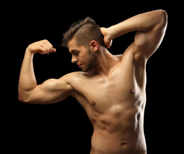 Muskulöser junger Mann — Stockfoto