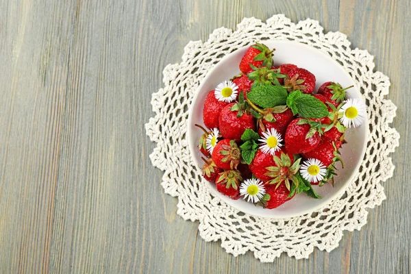 Red ripe strawberries on plate — Stock Photo, Image