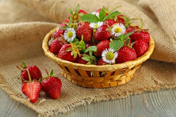 Κόκκινο ώριμες φράουλες σε ψάθινο καλάθι — Φωτογραφία Αρχείου