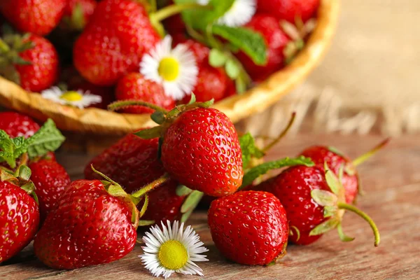 Röda mogna jordgubbar i rotting korg — Stockfoto