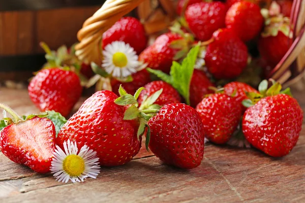 红草莓成熟在柳条编织的篮子 — 图库照片