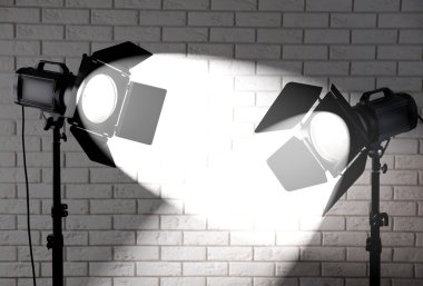 tuğla duvar arka plan aydınlatma donanımları ile fotoğraf stüdyosu