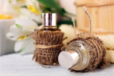 Spa natürmort çiçek ahşap masa, closeup ile